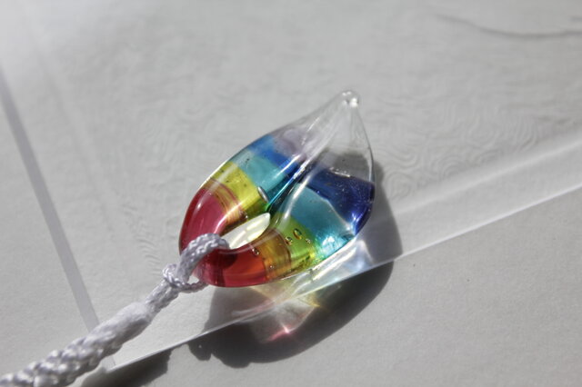 虹色花びらのストラップ/〈2020-02〉の画像1枚目