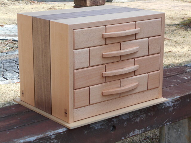 無垢材で作った隠し個所付4段の引き出し | iichi 日々の暮らしを