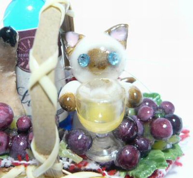 にゃんこのしっぽ○ワインとぶどうのバスケット〇ミニチュア〇ドールハウス○猫7  iichi ハンドメイド・クラフト作品・手仕事品の通販