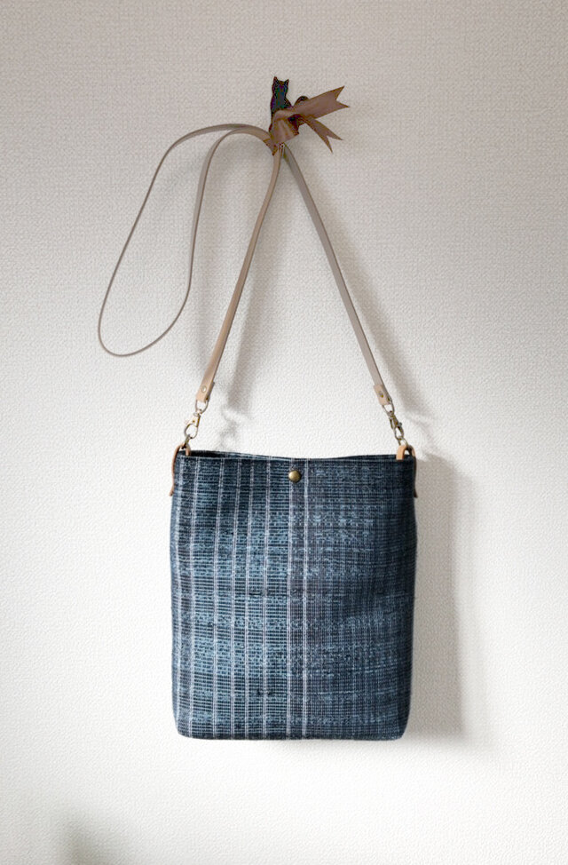 裂き織り　ブルー縞のショルダーバッグ（ボタニカル）