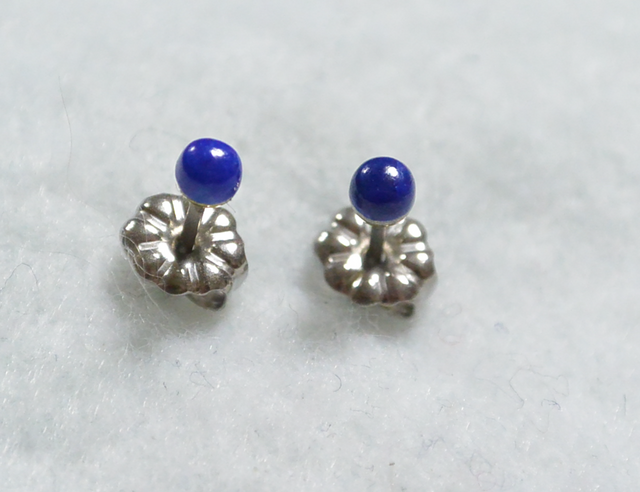 ラピスラズリのスタッドピアス(3mm・チタンポスト)の画像1枚目