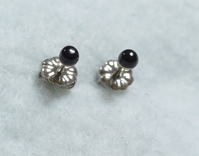 ブラックスピネルのスタッドピアス(3mm・チタンポスト)の画像1枚目