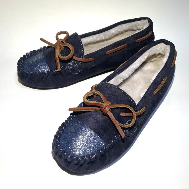 軽くて楽ちん！しっかりボアの暖かいバイカラーリボンモカシン (ダークグレーxブラックラメ)22.5〜25.0cm