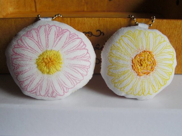 ｽﾀﾝﾌﾟ×刺繍 ガーベラのブローチ | iichi 日々の暮らしを心地よくする