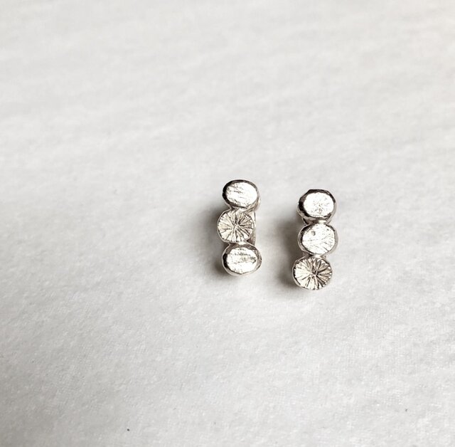 石と花のイヤリング シルバー【入荷】の画像1枚目