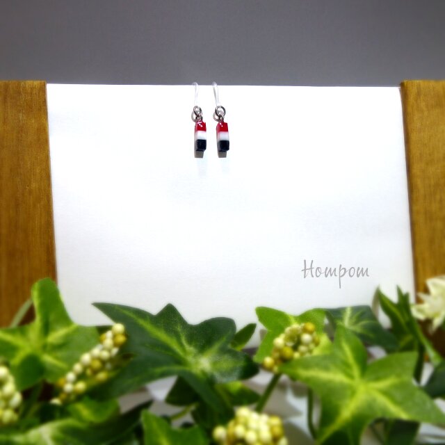 19p037-1　トリコロールピアス（S）　ホムポム