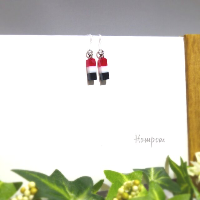 19p037-2 トリコロールピアス（M）　ホムポム