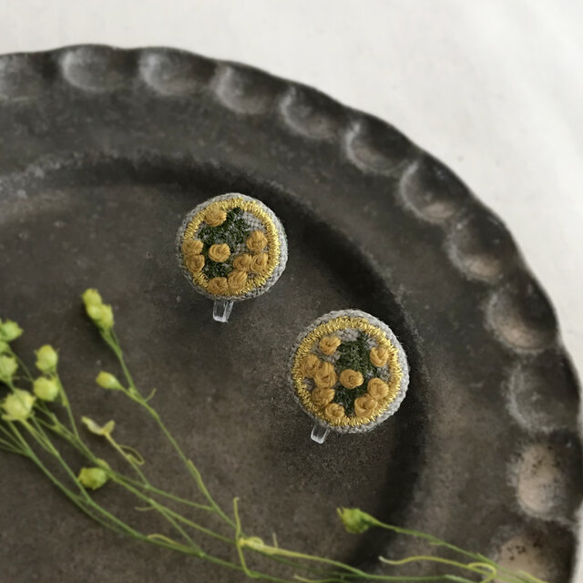 小さなミモザ刺繍イヤリング【受注制作】の画像1枚目