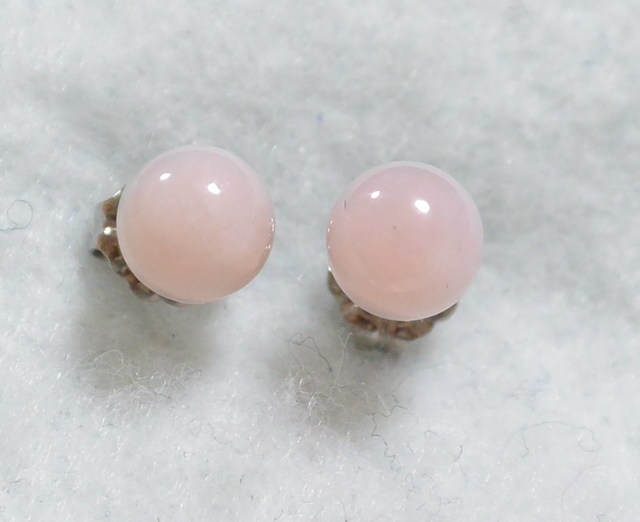 (1点もの)ピンクオパールのスタッドピアス(6mm・チタンポスト)の画像1枚目