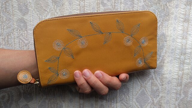 刺繍革財布『花かざり』ツヤ山吹×blue(ヤギ革)ラウンドファスナー型の画像1枚目