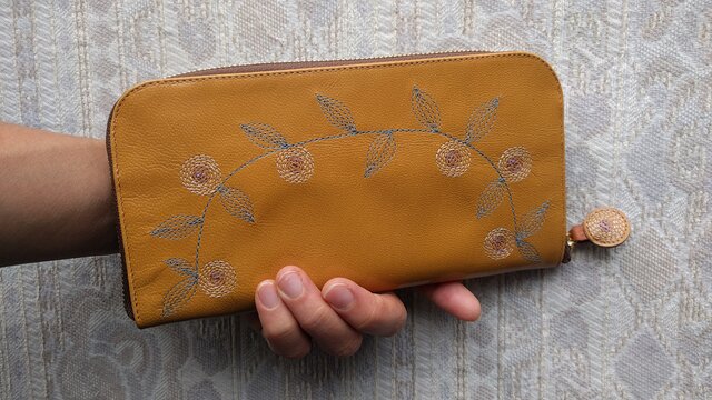 刺繍革財布『花かざり』ツヤ山吹×Mix(ヤギ革)ラウンドファスナー型の画像1枚目