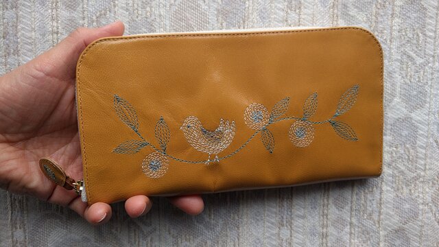 刺繍革財布『幸せな鳥』ツヤ山吹(ヤギ革)ラウンドファスナー型の画像1枚目