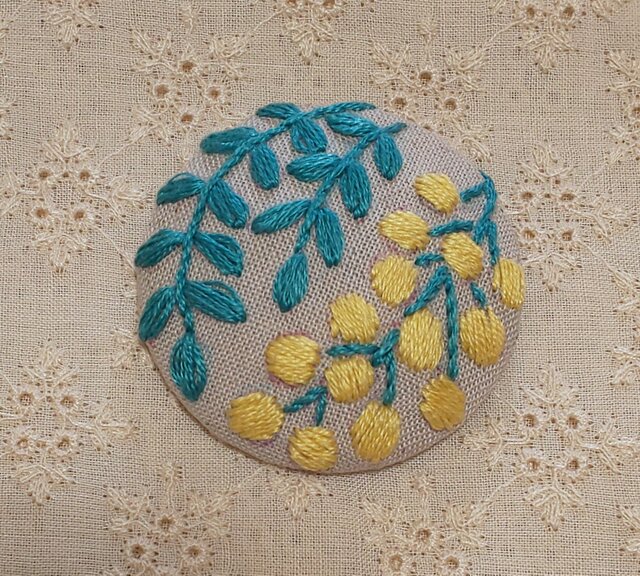 刺繍ブローチ・mimosa( ベージュ)の画像1枚目