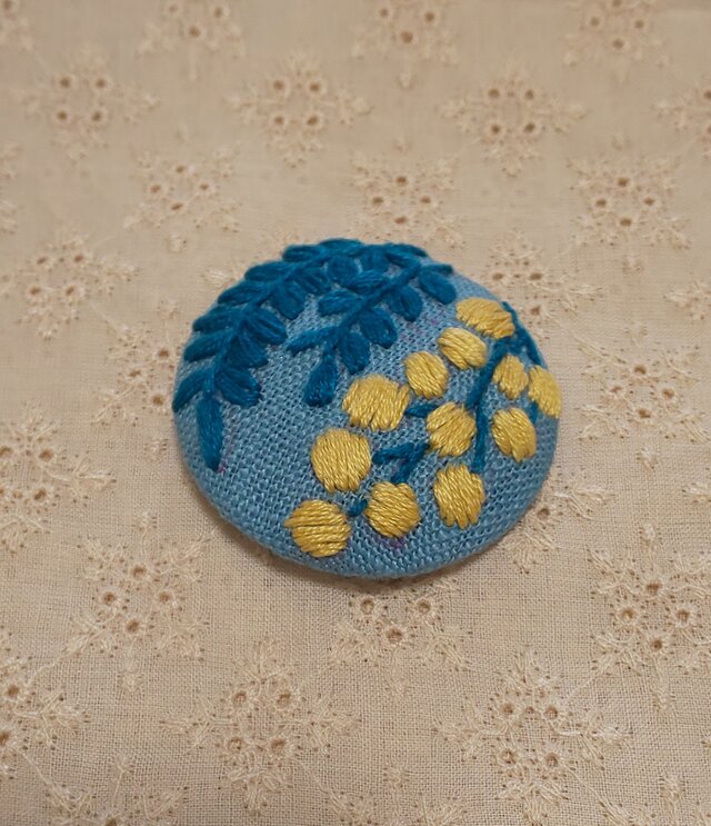 刺繍ブローチ・mimosa( ブルーグレー)の画像1枚目