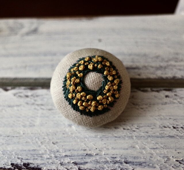 刺繍ブローチ ミモザのリースの画像1枚目