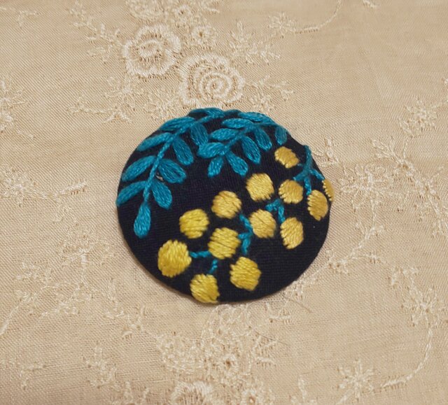 刺繍ブローチ・mimosa( ネイビー)の画像1枚目