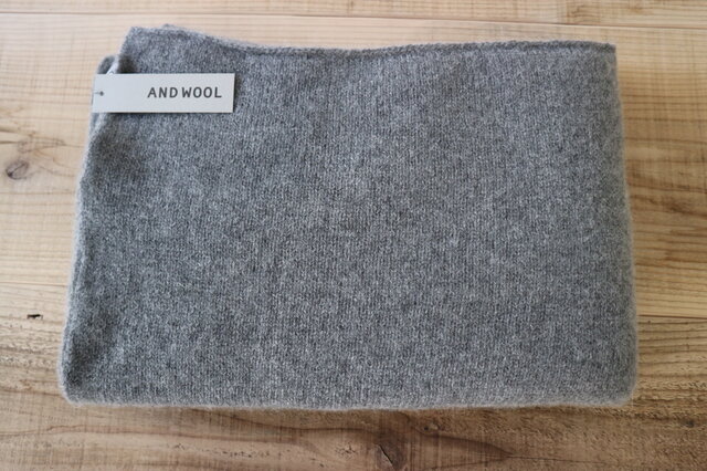 AND WOOL | 手編み機で編んだカシミアセーブル大判ストール ミディアムグレー | iichi  日々の暮らしを心地よくするハンドメイドやアンティークのマーケットプレイス