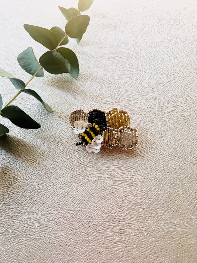 刺繍ブローチ　蜂②