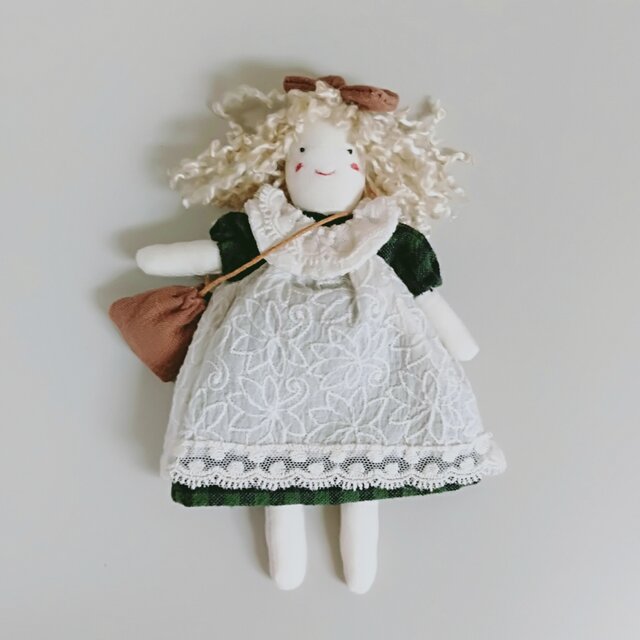 レースエプロンの女の子ブローチの画像1枚目