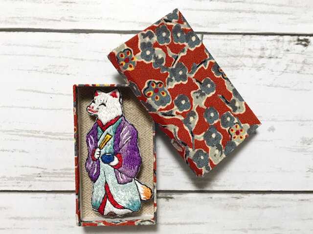 手刺繍日本画ブローチ＊川崎巨泉「俵礼者狐」より | iichi 日々の