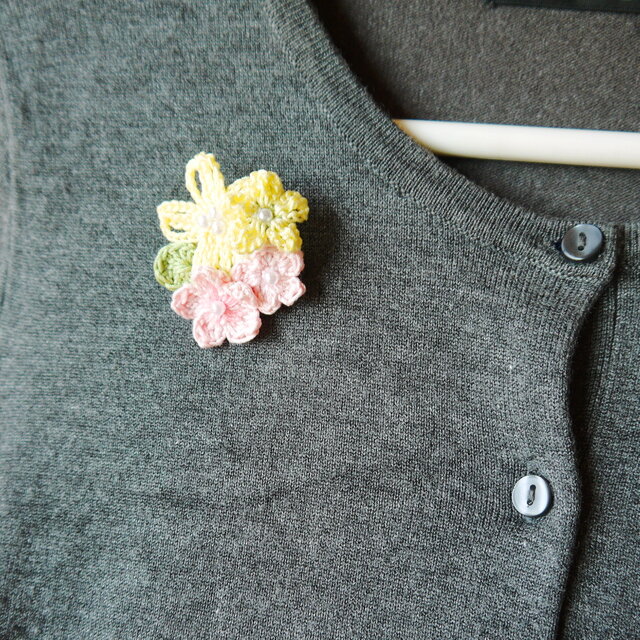 刺繍糸のパステル小花ブローチ ハンドメイド - その他