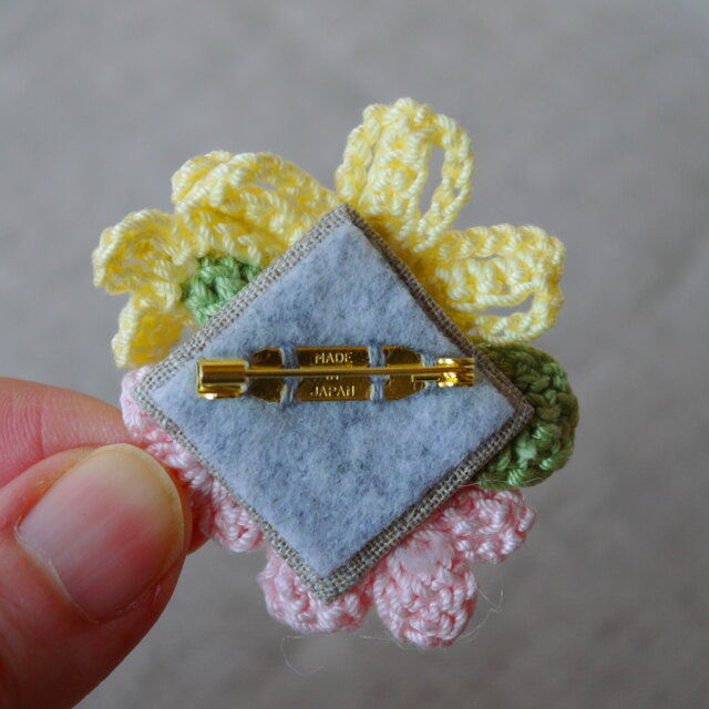 刺繍糸のパステル小花ブローチ ハンドメイド - その他