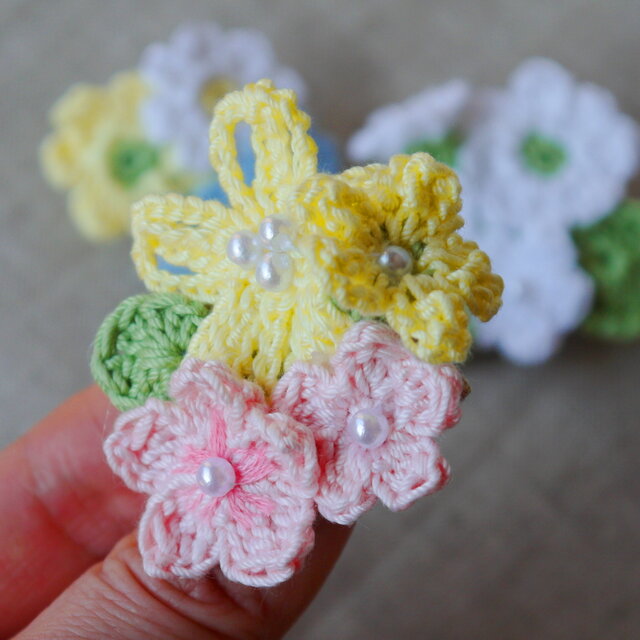 刺繍糸のパステル小花ブローチ ハンドメイド - その他