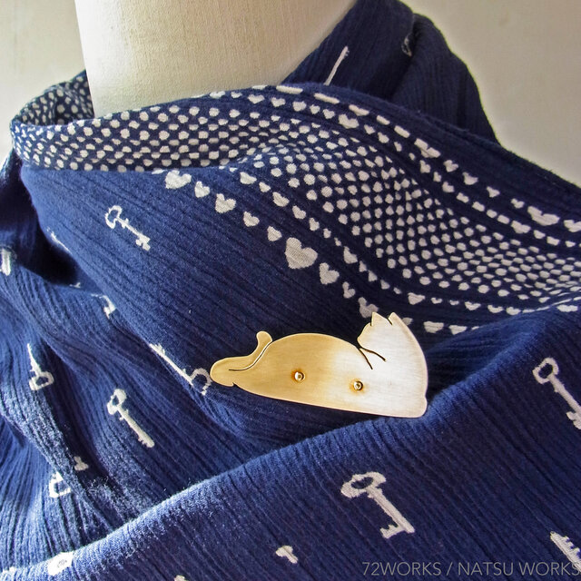 猫のブローチ ＊ Brass Cat Brooch 肘