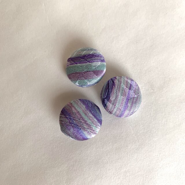 絹手染くるみボタン３個（紫薄緑赤紫・18mm）