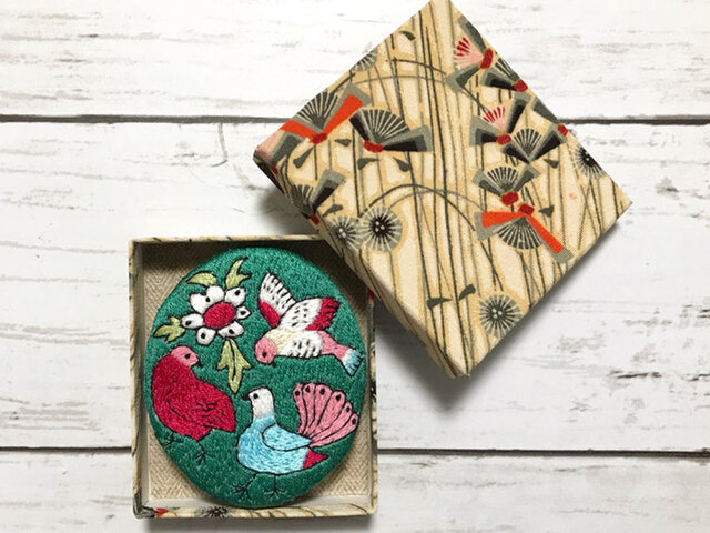 手刺繍装丁画ブローチ＊小村雪岱「泉鏡花 龍蜂集」より | iichi