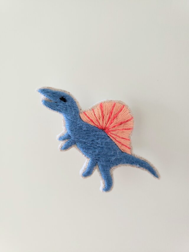 恐竜の刺繍ブローチ（スピノサウルス）【受注製作】 iichi 日々の暮らしを心地よくするハンドメイドやアンティークのマーケットプレイス