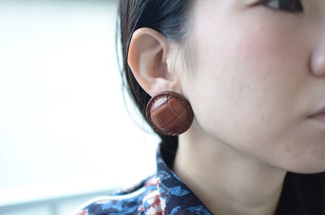 【レザーピアス/イヤリング】Crocodile Airas 〝cognac〟の画像1枚目
