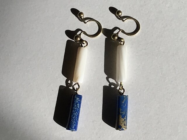 ノンホールピアス No.1137マザーオブパール×カオリンの画像1枚目