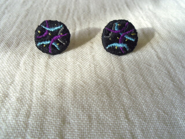 刺繍ピアス 宇宙(黒)の画像1枚目