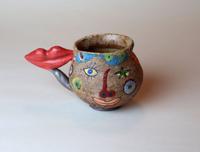 ぷっくり顔のマグカップ/陶芸家がつくる/珍しい器/おしゃれで可愛い/アート マグカップ/現代陶芸の画像1枚目