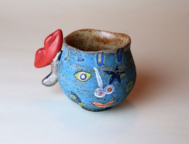 青いぷっくり顔のマグカップ/陶芸家がつくる/珍しい器/おしゃれで可愛い/アート マグカップ/現代陶芸の画像1枚目