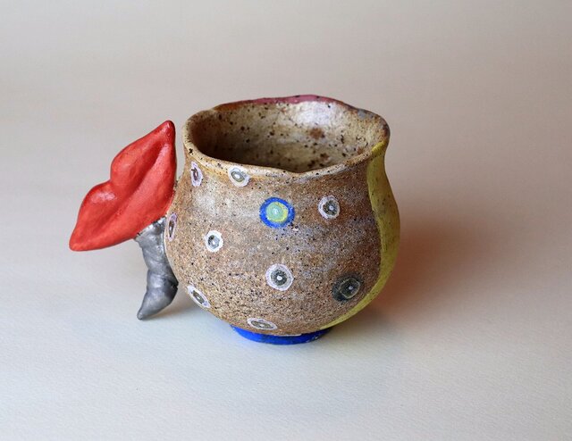赤い唇のマグカップ/陶芸家がつくる/珍しい器/おしゃれで可愛い陶芸/アート マグカップ/現代陶芸の画像1枚目