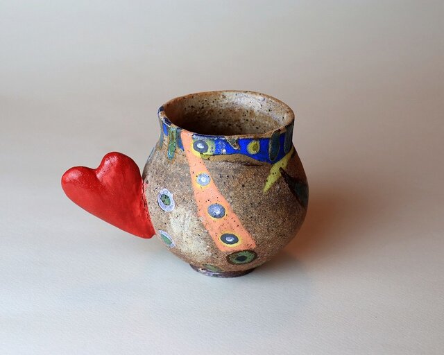 赤いハートのマグカップ/陶芸家がつくる/珍しい器/おしゃれで可愛い陶芸/アート マグカップ/現代陶芸の画像1枚目