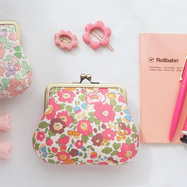 ■リバティプリントのがま口ポーチ / ベッツィ・ピンク■ petit (lbt-bty-pk)