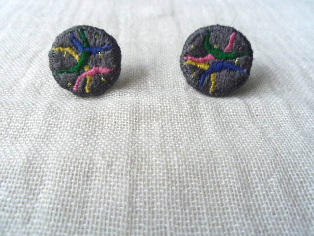 刺繍ピアス 宇宙(グレー)の画像1枚目