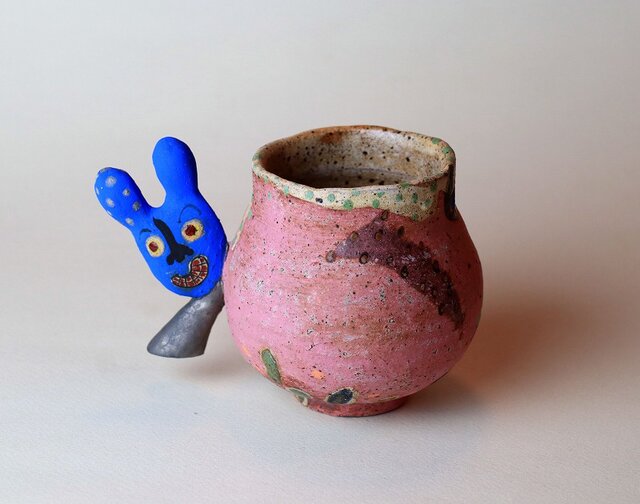 青いウサギのマグカップ/陶芸家がつくる/珍しい器/おしゃれで可愛い陶芸/ユニークな器/現代陶芸の画像1枚目