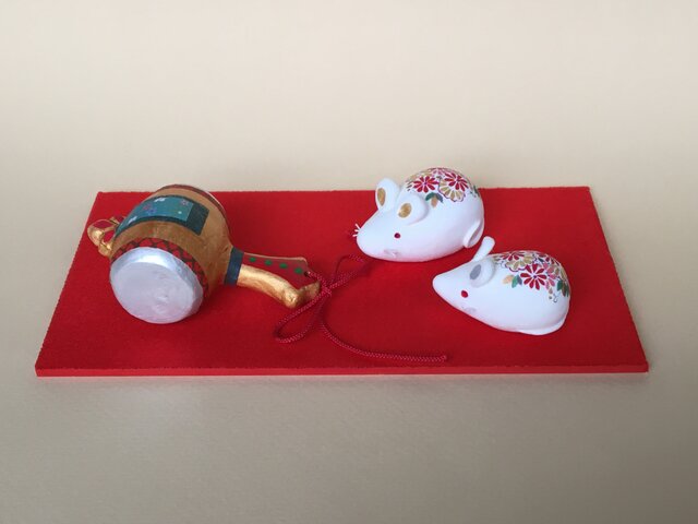 打ち出の小槌　ネズミ　工芸品 Amazon.co.jp: 置物 干支 黄銅製 打ち出の小槌に鼠・ねずみ 3匹 現品