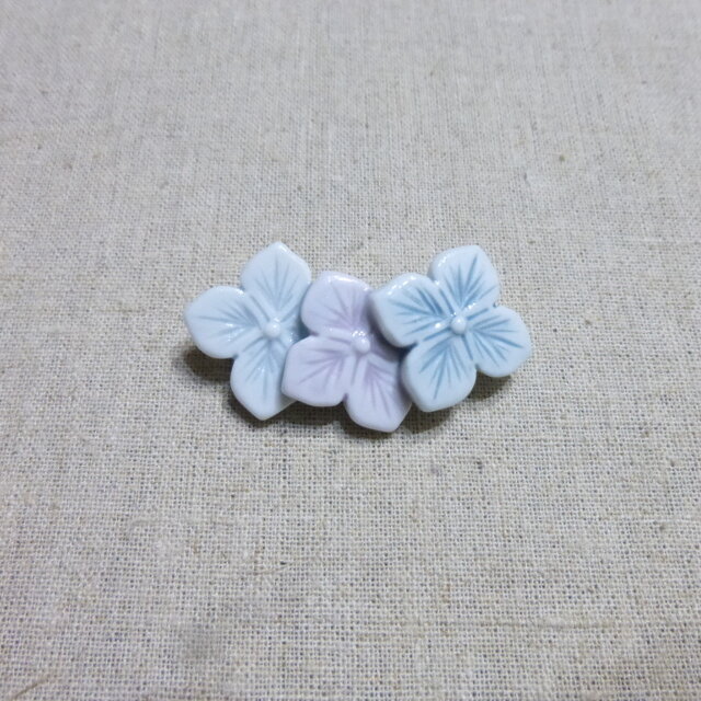 3連ひとひらあじさいブローチの画像1枚目