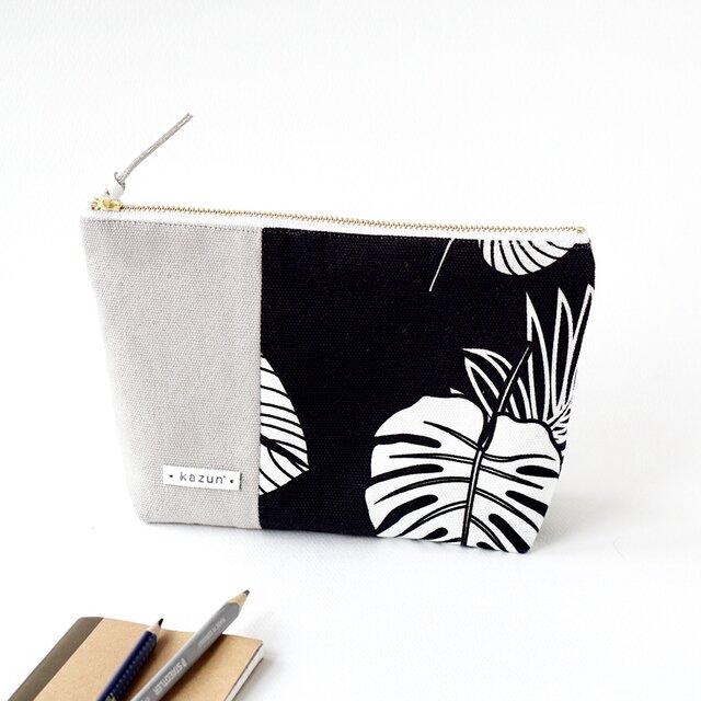 デザイナーズ生地で作ったブラックトロピカル葉柄のマチ付きポーチ・本革使用