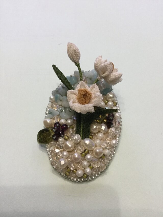日本スイセンのブローチ〜ビーズ刺繍仕立ての画像1枚目