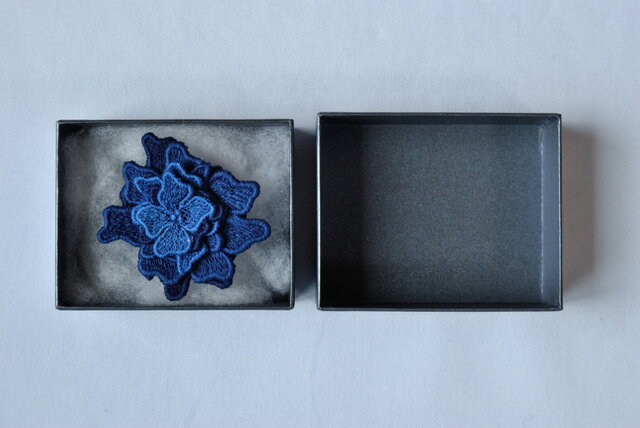 刺繍レース藍染ブローチの画像1枚目