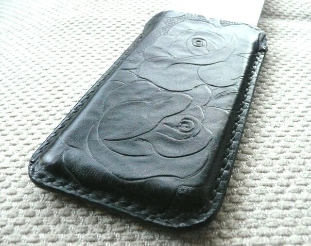 手縫いi Phone 5専用立体的ケース カービング調黒色牛革の画像1枚目