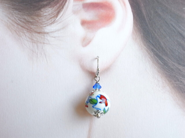 ピアス 金魚風模様の陶器ビーズ 白 ホワイト 和風 アジアン 中国