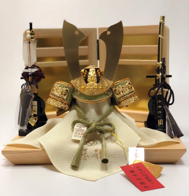 【五月人形】【コンパクト】【端午の節句】【平台飾り】 松刀4号兜檜平台屏風付き飾りの画像1枚目