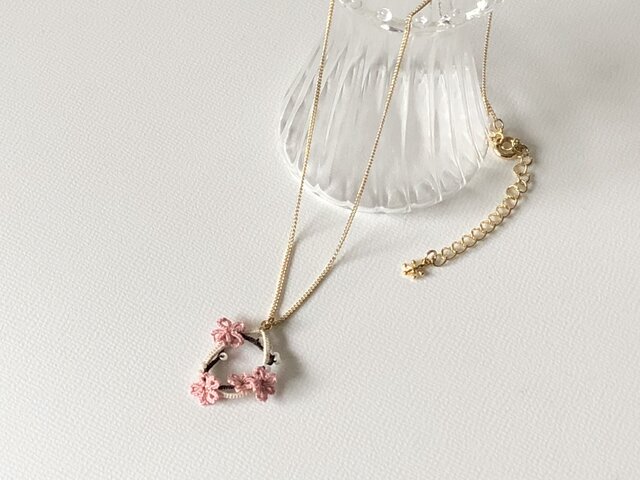 季節の花を身につけて〈初桜のネックレス〉*タティングレース*の画像1枚目